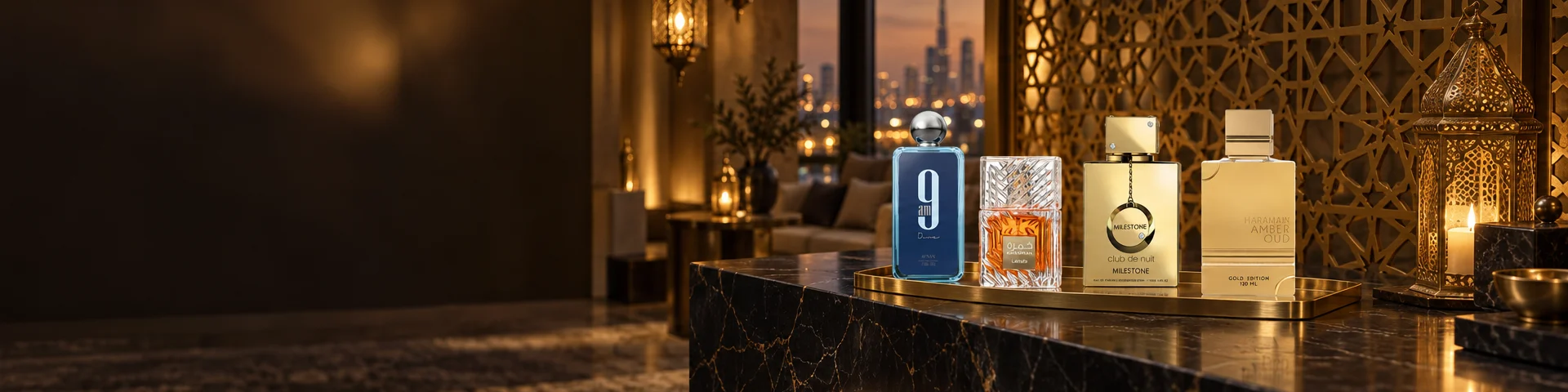 Quatro perfumes árabes sobre uma bandeja de latão em um majlis ao entardecer